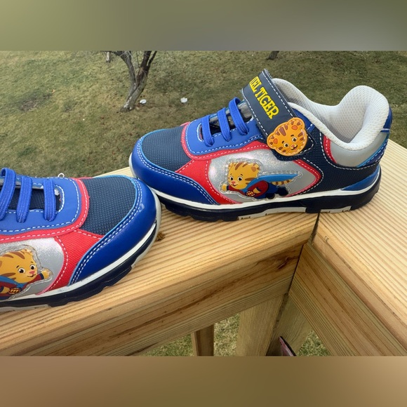 Daniel Tiger light up shoes 11C - Picture 8 of 8